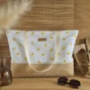 Sac de plage citrons jaunes fond blanc base raphia fait main sur le site Johanna Créations