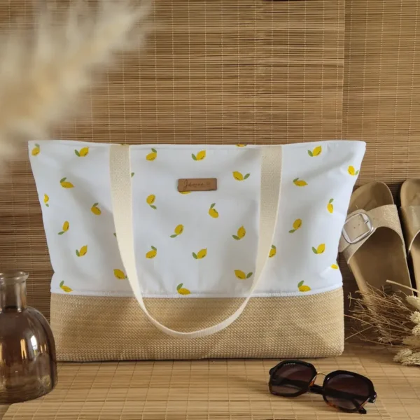 Sac de plage citrons jaunes fond blanc base raphia fait main sur le site Johanna Créations