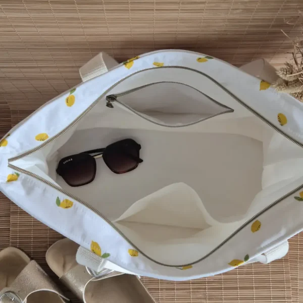 Intérieur du sac de plage citrons jaunes fond blanc base raphia fait main sur le site Johanna Créations