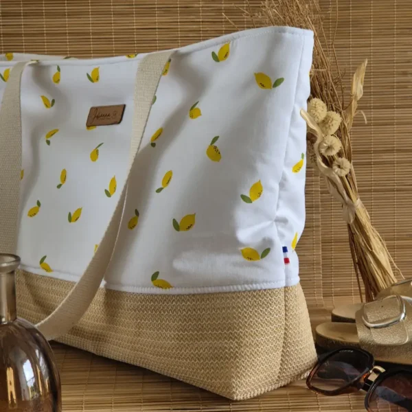 Détail sac de plage citrons base raphia étiquette drapeau français sur le site Johanna Créations