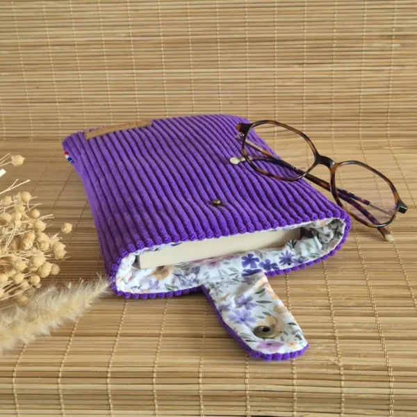 Housse de livre violette en velours côtelé ouverte avec livre sur le site Johanna Créations
