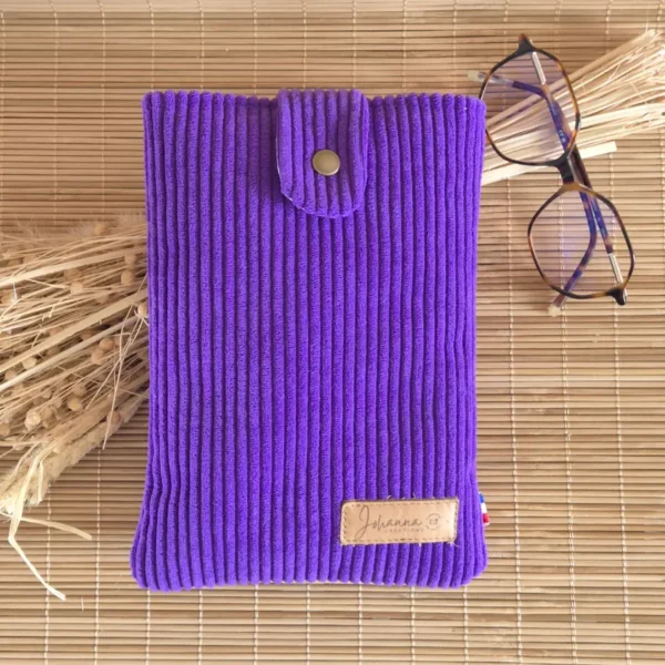 Housse de livre violette en velours côtelé fermée sur le site Johanna Créations