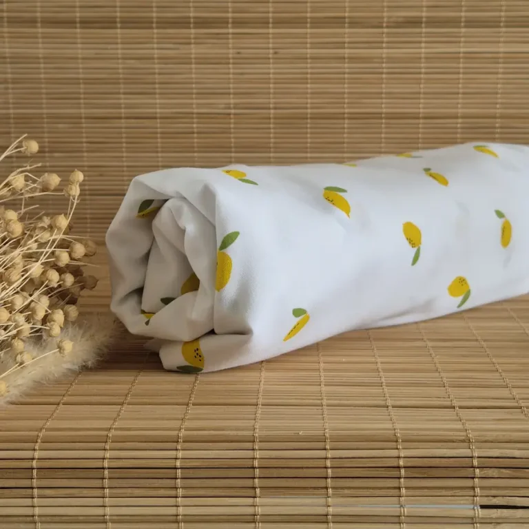 Rouleau de tissu blanc à petits citrons jaunes sur le site Johanna Créations