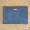 Housse ordinateur 15 p velours bleu nuit Housse d'ordinateur 15 pouces en velours côtelé Bleu nuit et doublure fleurie Romane Bleu sur le site Johanna Créations
