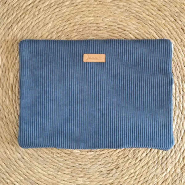 Housse ordinateur 15 p velours bleu nuit Housse d'ordinateur 15 pouces en velours côtelé Bleu nuit et doublure fleurie Romane Bleu sur le site Johanna Créations