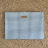 Housse d'ordinateur 15 pouces en tissu vichy vert et doublure unie blanche sur le site Johanna Créations