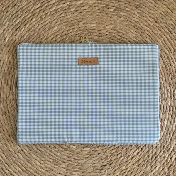 Housse d'ordinateur 15 pouces en tissu vichy vert et doublure unie blanche sur le site Johanna Créations