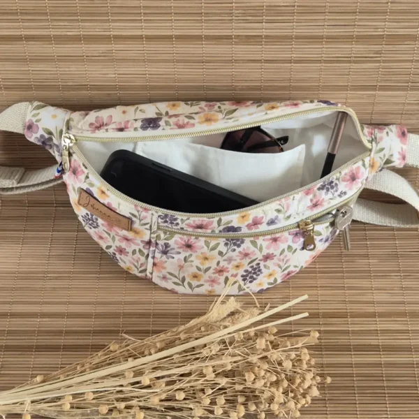 Banane 2 zips en imprimé fleuri violet tissu Rozena Rose, doublure unie écrue sur le site Johanna Créations
