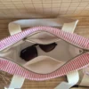 Sac de plage petite taille à rayures rouge cerises et base raphia avec vu de l'intérieur sur le site Johanna Créations