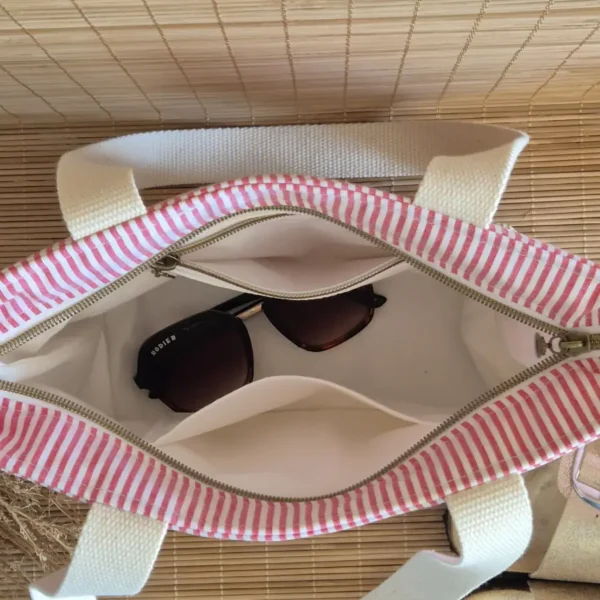 Sac de plage petite taille à rayures rouge cerises et base raphia avec vu de l'intérieur sur le site Johanna Créations