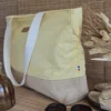 Sac de plage taille moyenne à rayures jaunes avec base raphia sur le site Johanna Créations
