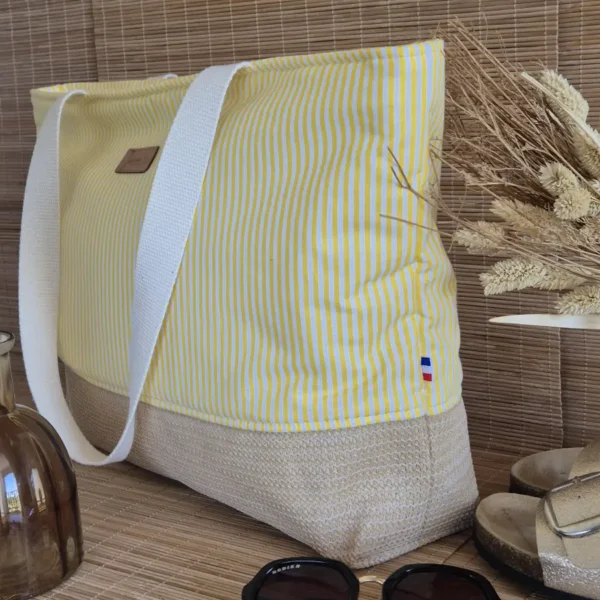 Sac de plage taille moyenne à rayures jaunes avec base raphia sur le site Johanna Créations