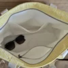 Sac de plage taille moyenne à rayures jaunes avec base raphia sur le site Johanna Créations
