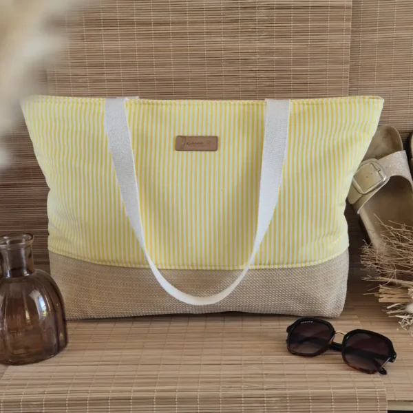 Sac de plage taille moyenne à rayures jaunes avec base raphia sur le site Johanna Créations