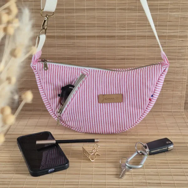 Sac demi-lune rayé rose, poche avant zippée ouverte – sur le site Johanna Créations