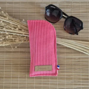 Étui à lunettes rose pamplemousse en velours côtelé avec lunettes de soleil sur le site Johanna Créations