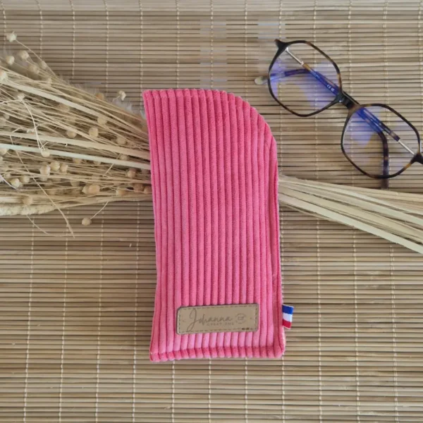 Etui à lunettes 2 Étui à lunettes rose pamplemousse en velours côtelé avec lunettes de vue sur le site Johanna Créations