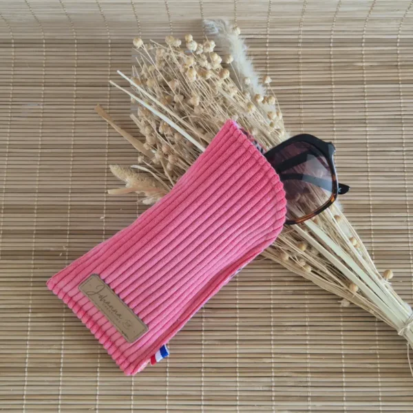 Etui à lunettes 3 Étui à lunettes rose pamplemousse en velours côtelé, lunettes de soleil glissées dedans sur le site Johanna Créations
