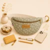 Sac banane à personnalisé, personnalisable fleuri vert sauge avec bandoulière réglable – sur le site Johanna Créations