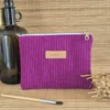 Trousse plate aubergine en velours côtelé, doublure fleurie sur le site Johanna Créations