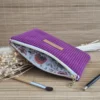 Trousse plate aubergine en velours côtelé, doublure fleurie sur le site Johanna Créations