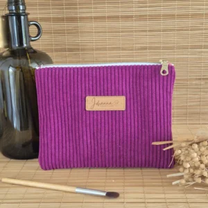 Trousse plate aubergine en velours côtelé, doublure fleurie sur le site Johanna Créations