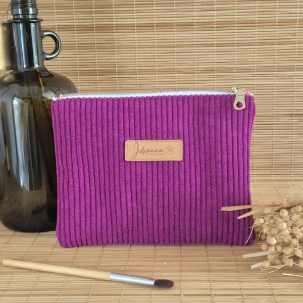 Trousse plate aubergine en velours côtelé, doublure fleurie sur le site Johanna Créations