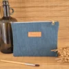 Trousse plate bleu canard Trousse plate bleu canard en velours côtelé, doublure fleurie sur le site Johanna Créations