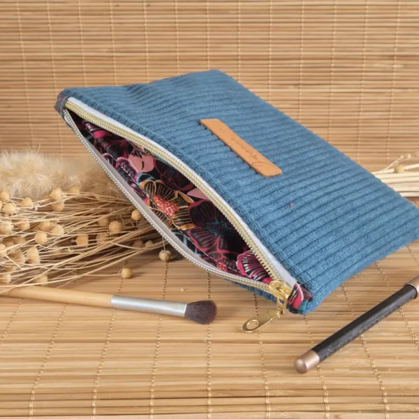 Trousse plate bleu canard 2 Trousse plate bleu canard en velours côtelé, doublure fleurie sur le site Johanna Créations