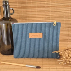 Trousse plate bleu canard Trousse plate bleu canard en velours côtelé, doublure fleurie sur le site Johanna Créations