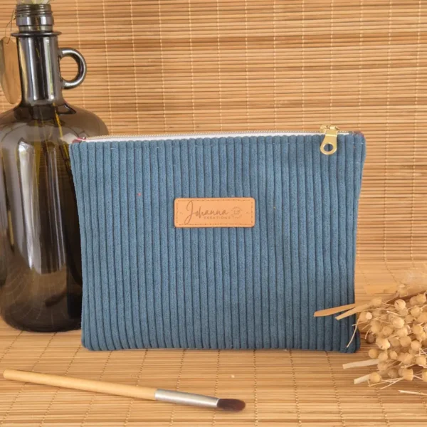 Trousse plate bleu canard Trousse plate bleu canard en velours côtelé, doublure fleurie sur le site Johanna Créations