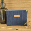 Trousse plate bleu marine en velours côtelé, doublure fleurie sur le site Johanna Créations