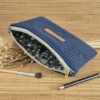 Trousse plate bleu marine en velours côtelé, doublure fleurie sur le site Johanna Créations