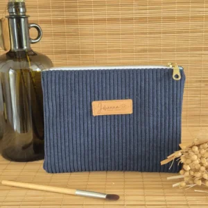 Trousse plate bleu marine Trousse plate bleu marine en velours côtelé, doublure fleurie sur le site Johanna Créations