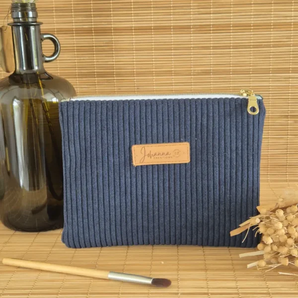 Trousse plate bleu marine en velours côtelé, doublure fleurie sur le site Johanna Créations