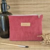 Trousse plate bordeaux Trousse plate rouge bordeaux en velours côtelé, doublure fleurie sur le site Johanna Créations