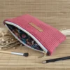 Trousse plate bordeaux 2 Trousse plate rouge bordeaux en velours côtelé, doublure fleurie sur le site Johanna Créations