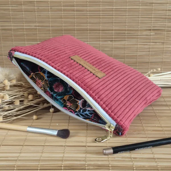 Trousse plate bordeaux 2 Trousse plate rouge bordeaux en velours côtelé, doublure fleurie sur le site Johanna Créations