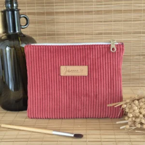 Trousse plate bordeaux Trousse plate rouge bordeaux en velours côtelé, doublure fleurie sur le site Johanna Créations