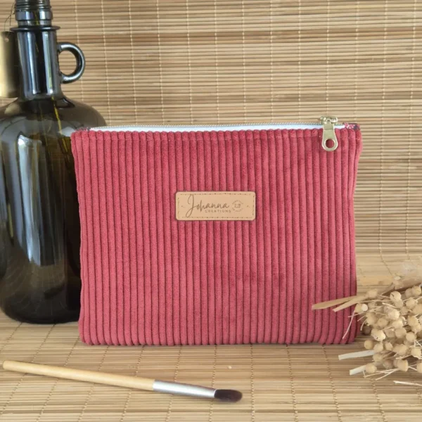 Trousse plate bordeaux Trousse plate rouge bordeaux en velours côtelé, doublure fleurie sur le site Johanna Créations
