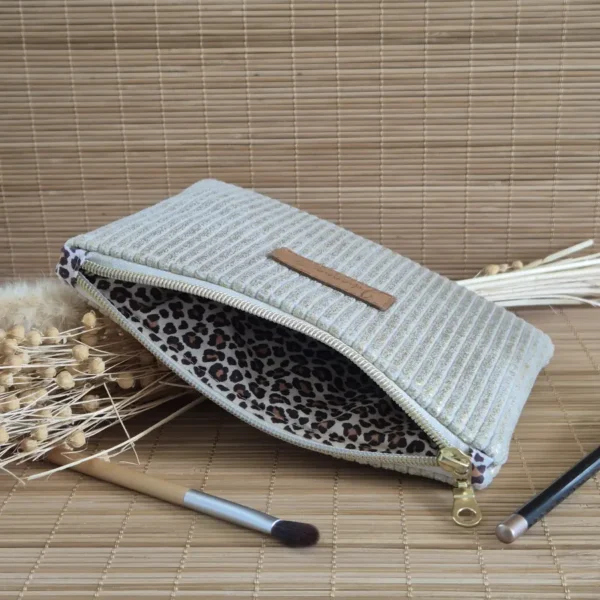Trousse plate doré en velours côtelé, doublure graou léopard sur le site Johanna Créations