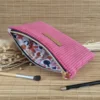 Trousse plate framboise 2 Trousse plate rose framboise en velours côtelé, doublure fleurie sur le site Johanna Créations