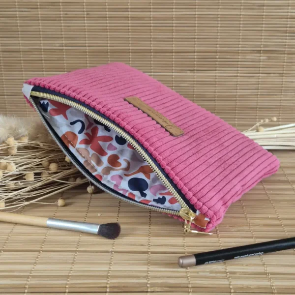 Trousse plate framboise 2 Trousse plate rose framboise en velours côtelé, doublure fleurie sur le site Johanna Créations