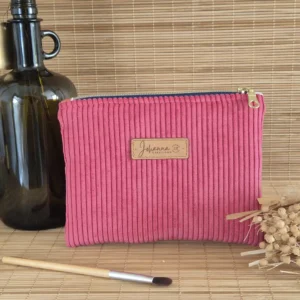 Trousse plate rose framboise en velours côtelé, doublure fleurie sur le site Johanna Créations