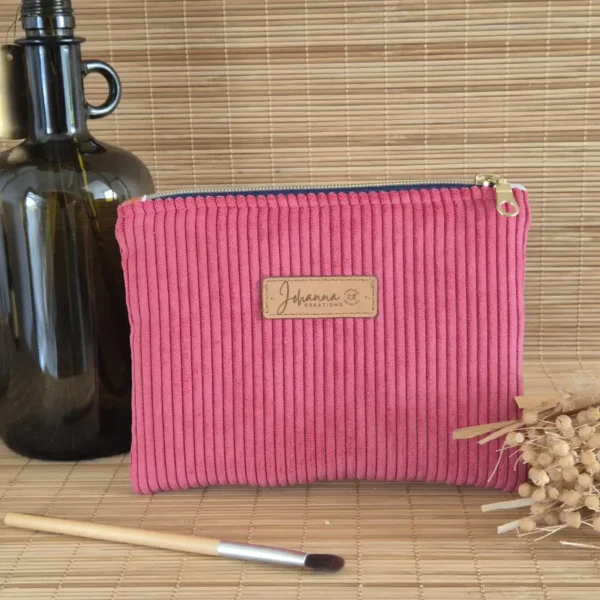 Trousse plate framboise Trousse plate rose framboise en velours côtelé, doublure fleurie sur le site Johanna Créations