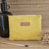 Trousse plate jaune en velours côtelé sur le site Johanna Créations