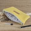 Trousse plate jaune en velours côtelé, doublure à pois sur le site Johanna Créations