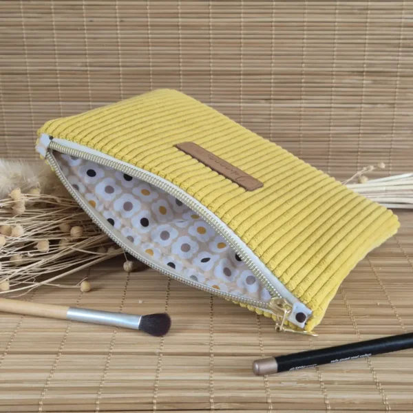 Trousse plate jaune en velours côtelé, doublure à pois sur le site Johanna Créations