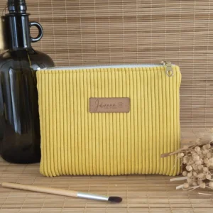 Trousse plate jaune en velours côtelé sur le site Johanna Créations