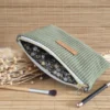 Trousse plate kaki 2 Trousse plate kaki en velours côtelé, doublure fleurie sur le site Johanna Créations